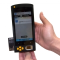 Dispositif d'identification biométrique d'empreintes digitales 4G Android NFC tenu dans la main